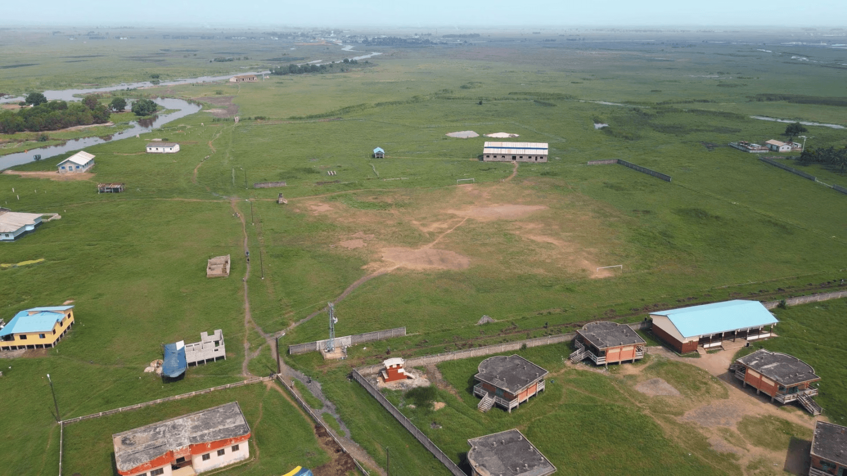 Construction du Collège de Ganvié en zone lacustre — suivi drone OHM WORKS pour Inspired Design