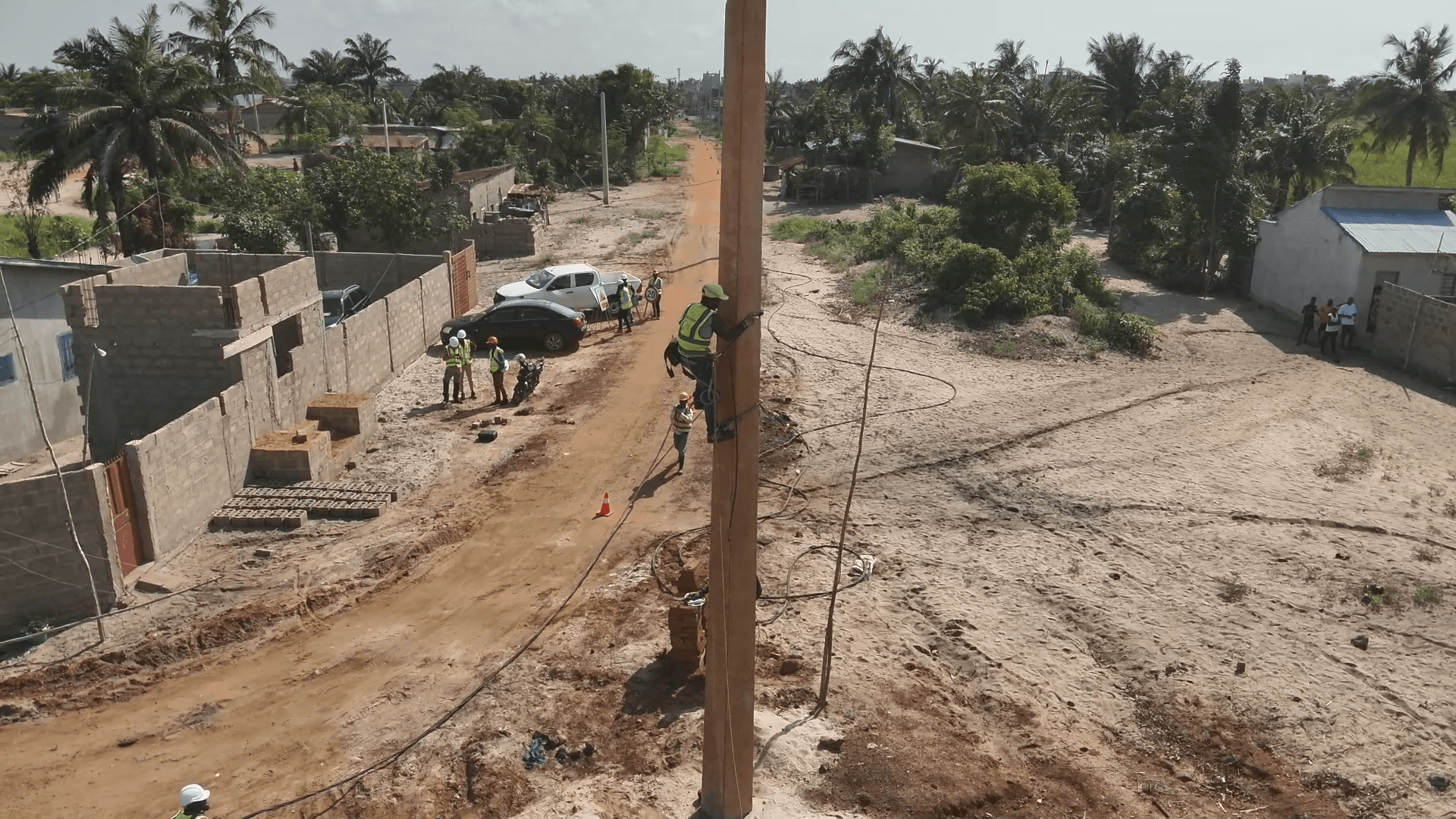 Électrification de la route des pêches au Bénin — captation drone OHM WORKS pour Sobelec / Bouygues Energies Services