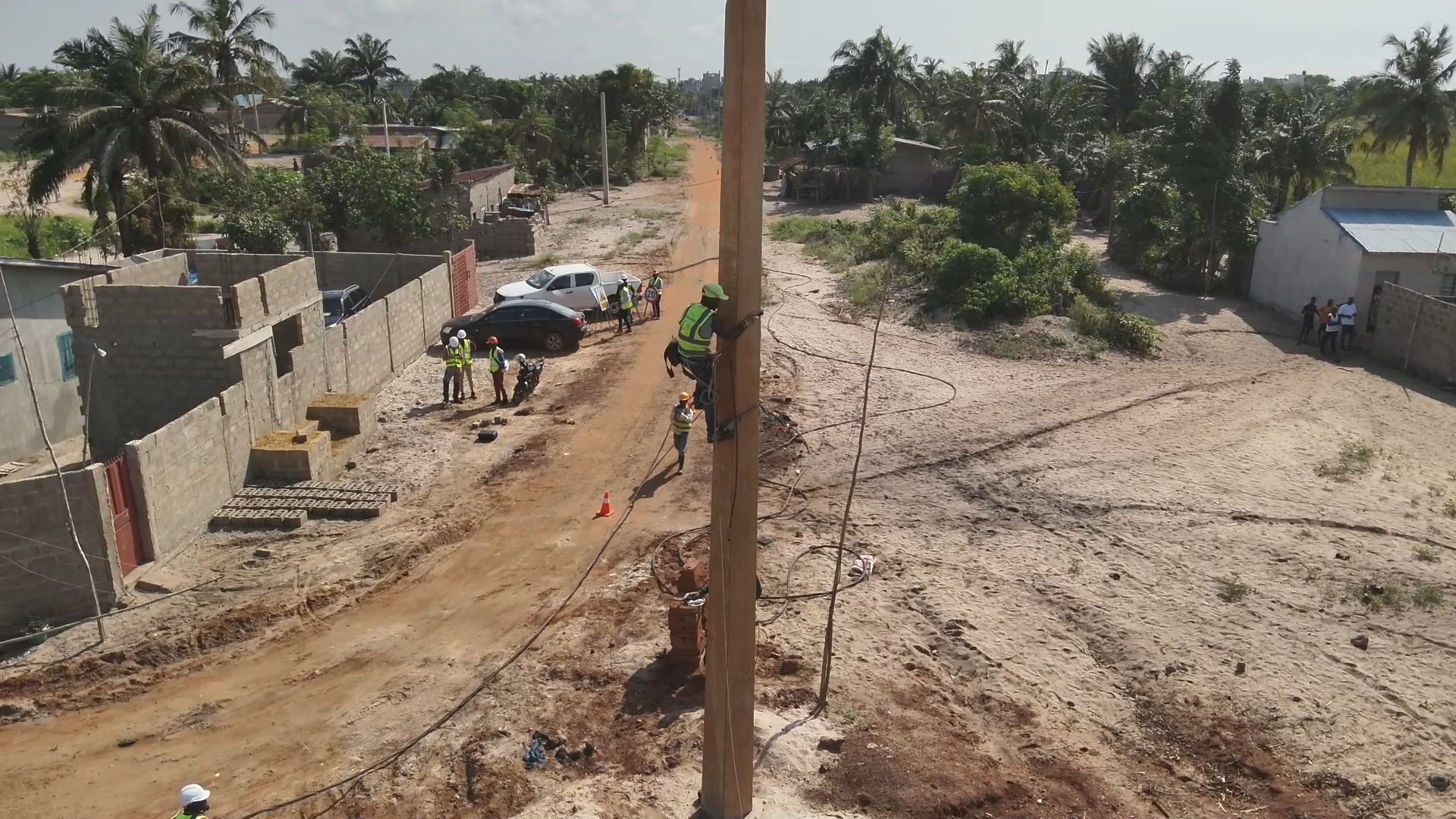 Électrification de la route des pêches au Bénin — captation drone OHM WORKS pour Sobelec / Bouygues Energies Services
