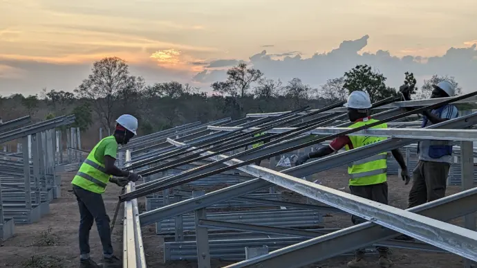 Montage d'une table PV à Gbessakpérou au bénin Montage d'une table PV à Gbessakpérou au bénin