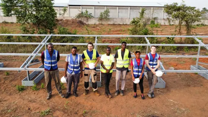 Equipe de montage d'une table PV Equipe de montage d'une table PV